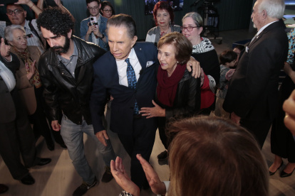 Alfonso Espinosa de los Monteros a la salida de su último noticiero, luego de 56 años en Ecuavisa, en mayo de 2023.