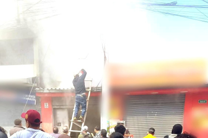 El incendio en Tumbaco en el local fue controlado por Bomberos de Quito.