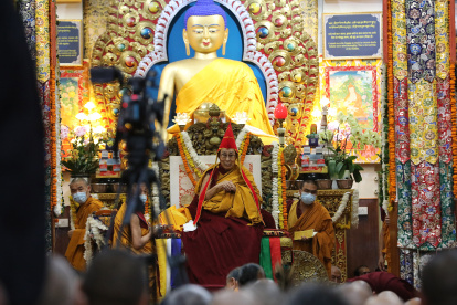 El líder religioso participa de una ceremonia por su cumpleaños 90.