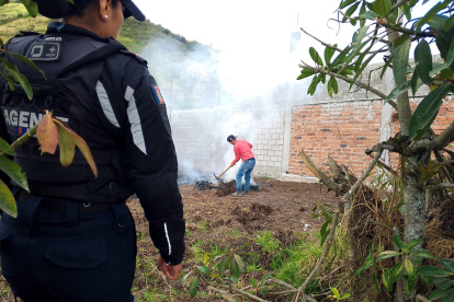 Quemas. Personal de la Agencia Metropolitana de Control acudió al sitio para imponer la sanción.