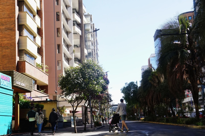 Delito.  Los residentes de la av. República de El Salvador narran que han hallado autos robados en parqueaderos privados.