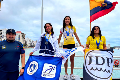 Danna en lo alto de los 10 km aguas abiertas elite femenina. La también ecuatoriana Rafaela Cuello (d), fue tercera.