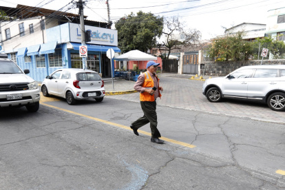 Trabajo. El proyecto de vigilantes seguro en Cumbayá está previsto que se realice con personas que cuidan los vehículos en la zona del parque central.