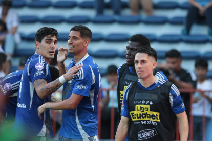 Jugadores de Emelec celebran el gol de José Francisco Cevallos ante Vinotinto
