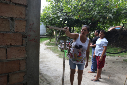 Familias que residen junto en las zonas donde están ampliando los carriles de las vías de acceso al Quinto Puente están preocupados porque sus casas han sido marcadas para la construcción.