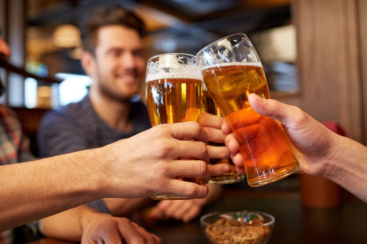 Referencial. Desde julio, los bares en California deben ofrecer tapas para bebidas si el cliente lo solicita, como medida contra el drugging.