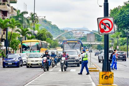Es común en Guayaquil ver a los agentes de la Agencia de Tránsito y Movilidad (ATM) dirigir el tránsito pero no sancionar infracciones, como la invasión al carril exclusivo de Metrovía.