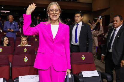 La asambleísta nacional Annabella Azín alertó sobre un esquema de estafa que utiliza su nombre para ofrecer cargos públicos y pedir dinero.