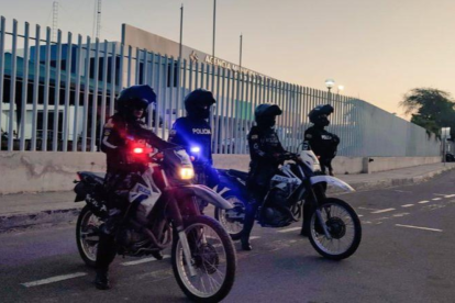 Servidores policiales se han presentado en Manta para asumir las competencia de tránsito