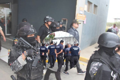 Las autoridades allanaron dependencias de instituciones públicas en Durán, ante denuncias de corrupción y extorsión.