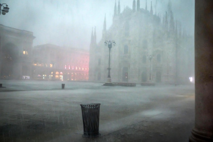 Vista general de la Piazza Duomo durante una fuerte lluvia en Milán, 6 de julio 2025.