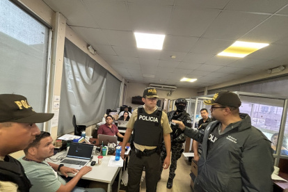 El ministro del Interior, John Reimberg, durante el allanamiento de la Policía a la Agencia de Tránsito de Durán, este lunes 7 de julio.