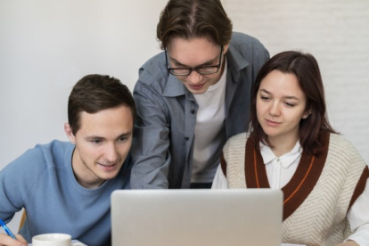 Las becas son para estudiar programación Full Stack y ventas digitales.