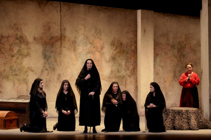 La obra narra la historia de una familia de mujeres que entra en crisis por el arribo de una propuesta matrimonial para la menor de las hermanas.