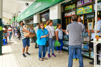 Personas comprando la medicina en las distribuidoras del centro de Guayaquil, donde les cobran acosto de mayorista aunque compren por unidad.