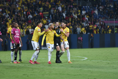Yerson Zambrano recibió muchas críticas en el partido entre IDV y Barcelona.