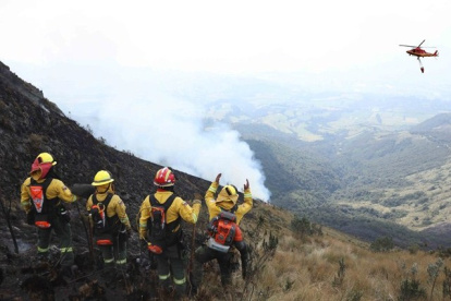 Por segundo año, un incendio forestal afecta al cerro Sincholagua en Quito.
