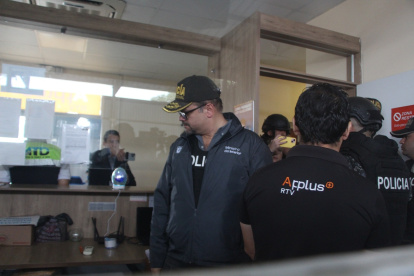 El ministro del Interior, John Reimberg, durante los allanamientos a la Agencia de Tránsito de Durán, este lunes 7 de julio.