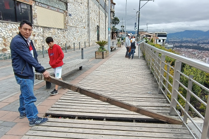 La mayoría de los tablones de la balaustrada del mirador de Turi están deteriorados y sueltos.
