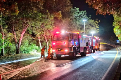 Personal del Cuerpo de Bomberos de Guayaquil acudieron al sitio para atender la emergencia.