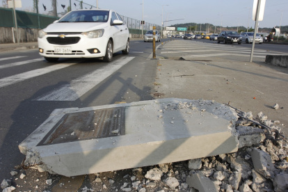 Fue desprendida la placa del puente que conecta la autopista Narcisa de Jesús, en el norte de Guayaquil, con la parroquia La Aurora, en Daule.