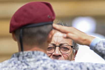 El presidente Gustavo Petro condecora a un soldado en el Palacio Presidencial de Nariño en Bogotá.