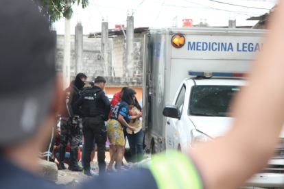 La Policía acordonó la zona donde Nancy Arévalo fue asesinada a tiros mientras caminaba con su hija.