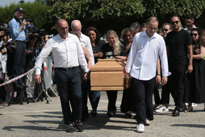 Amigos y familiares de Diogo Joto durante su funeral el sábado 5 de julio.