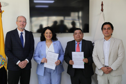 El viceministro Fabián Calero acompañó la firma del memorando entre CELEC EP y Canadá