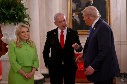 Donald Trump (d), se reúne con Benjamín Netanyahu (c), y su esposa Sara Netanyahu (i) este 8 de julio de 2025, en la Casa Blanca, Washington (EEUU).