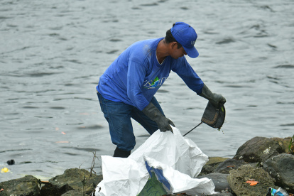 La empresa Visolit se encarga de limpiar el estero Salado en Guayaquil.