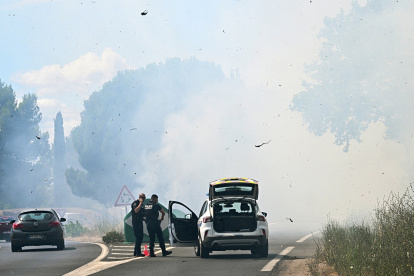Agentes de policía cierran la carretera cuando se desató un incendio forestal en el sur de Francia, el 7 de julio de 2025.