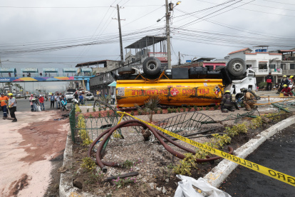 Un tanquero que transportaba combustible se volcó en la avenida Nicolás Lapentti, en Durán, a la bajada del Puente de la Unidad Nacional, este martes 8 de julio.