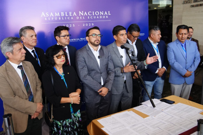 Jaime Estrada (centro), señaló que su comisión seguirá con la investigación de los bonos durante campaña electoral