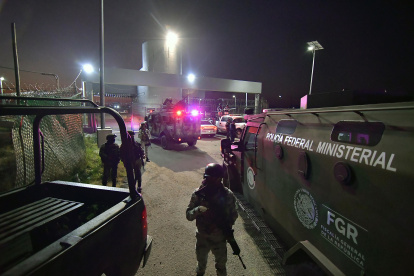 Convoy de seguridad, que vigila el penal del Altiplano, donde se encuentra Ovidio Guzmán, hijo del "Chapo", en el Estado de México (México).