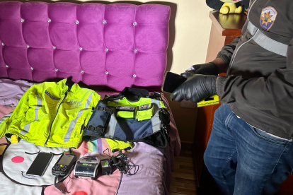 Durante los allanamientos se incautaron dinero en efectivo, teléfonos móviles, computadoras, uniformes, matrículas y licencias de conducir.