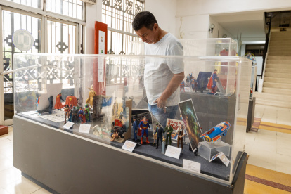 Exposición del universo de Superman y otros personajes de DC Comics.