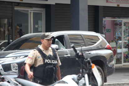 Personal de la Policía Nacional acudió hasta la escena del crimen, en las calles Aguirre y Escobedo, en el centro de Guayaquil.