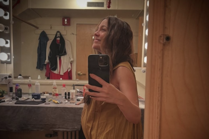 Natalia Lafourcade anunció su embarazo en medio de su gira internacional, desatando aplausos y emoción entre sus fans.