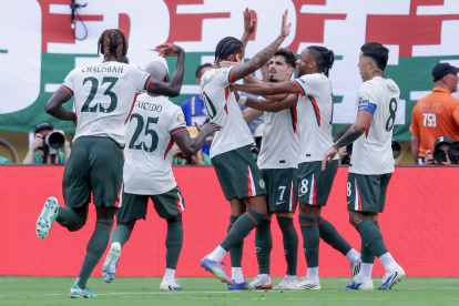 El festejo de los jugadores del Chelsea tras el gol de Joao Pedro.