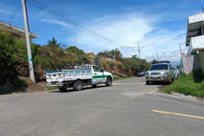 Desplazarse en camionetas es la opción que tiene en la zona rural de Ambato.