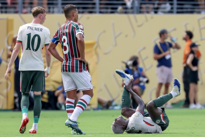 EAST RUTHERFORD (Estados Unidos), 08/07/2025.- Moisés Caicedo (D) del Chelsea se sujeta el pie izquierdo tras caer ante Thiago Silva (C) del Fluminense mientras Cole Palmer (I) del Chelsea mira durante el partido de la Copa Mundial de Clubes de la FIFA 2025 entre el Fluminense FC y el Chelsea FC en East Rutherford, Nueva Jersey, EE. UU., el 08 de julio de 2025.
