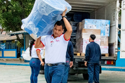 La Corporación El Rosado entregó pupitres, útiles y ventiladores a la Unidad Educativa José Elías Altamirano