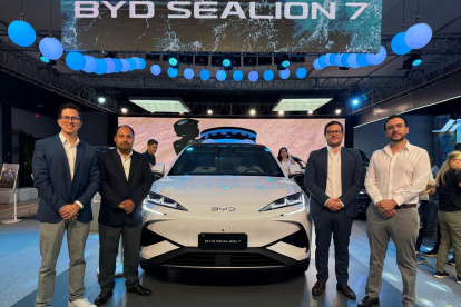 Gerentes de la marca junto al nuevo SUV eléctrico Sealion 7 que fue presentado en el Autoshow 2025.