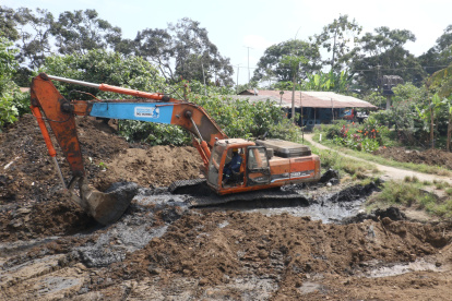 Obra. Moradores ven cómo avanzan los trabajos, pero no han sido notificados si sus terrenos y casas serán expropiados.