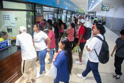 Terminal. Las personas que salen o llegan al país en bus también deben llenar el formulario de viajero.
