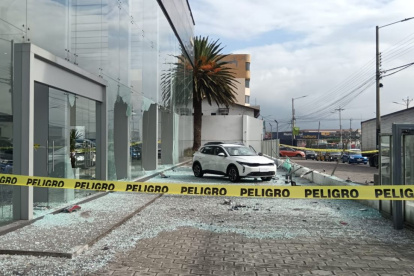 El vehículo que impactó a la concesionaria fue retirado y se colocaron cintas de peligro.