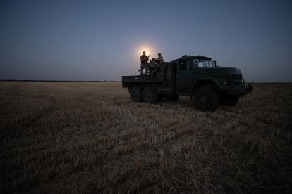 Dos soldados de una brigada de artillería antiaérea del ejército ucraniano escanean su sector en busca de drones Shahed, el 8 de julio de 2025.