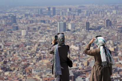 Turistas en el Turó de la Rovira de Barcelona en junio de 2025, en medio de la ola de calor.