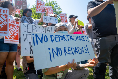 Personas sostienen carteles durante una manifestación por las recientes redadas de ICE en East Windsor, New Jersey (Estados Unidos).